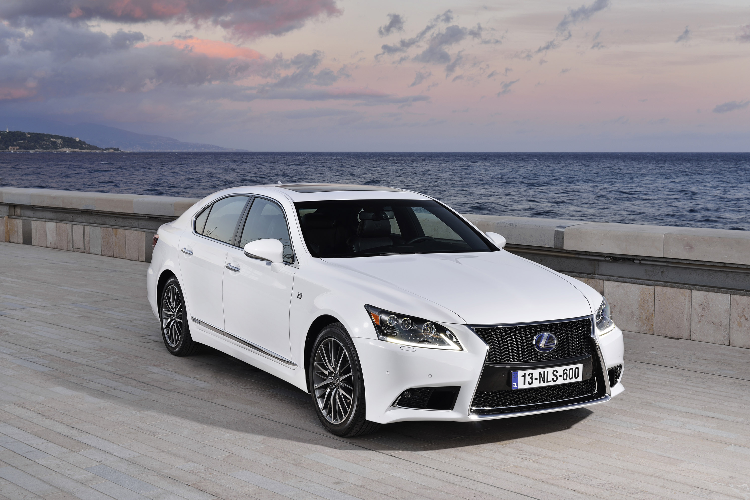 Лексус седан. Lexus GS 600. Лексус ИС 600. Лексус седан 150 л.с. Lexus 600h Hybrid LS kupit.