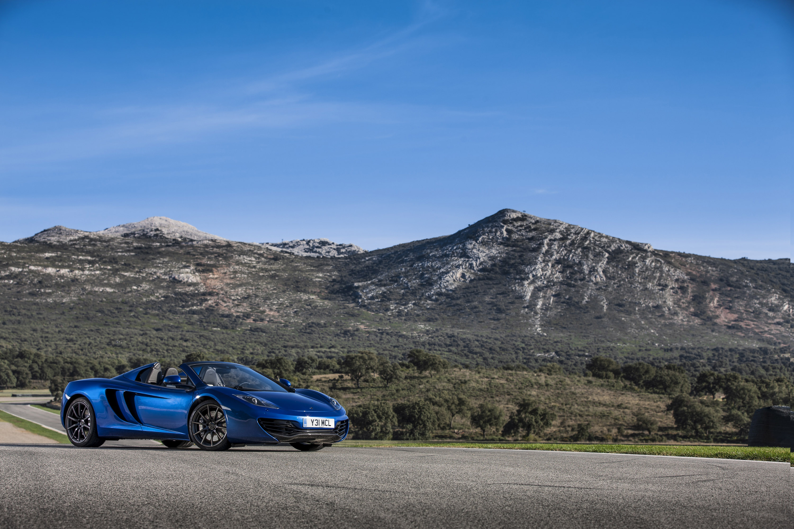 Mountain car. Машина в горах. Машина на горе. Автомобиль на фоне гор. Крутая машина на горе.