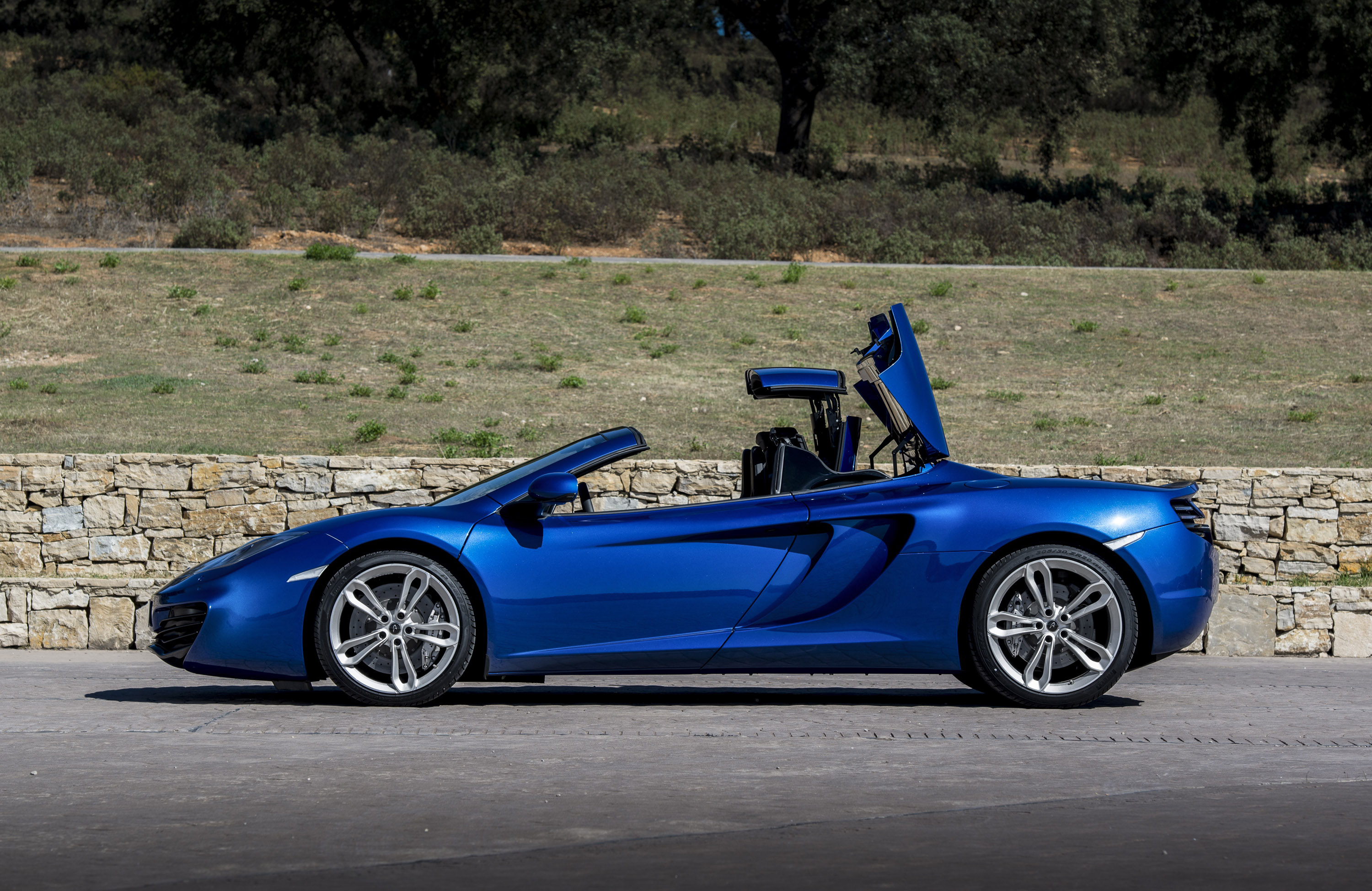 C 4 12 c 8 12. MCLAREN mp4-12c Blue. MCLAREN mp4-12c кабриолет. Макларен мп4 12с синий. Спорткары без крыши.