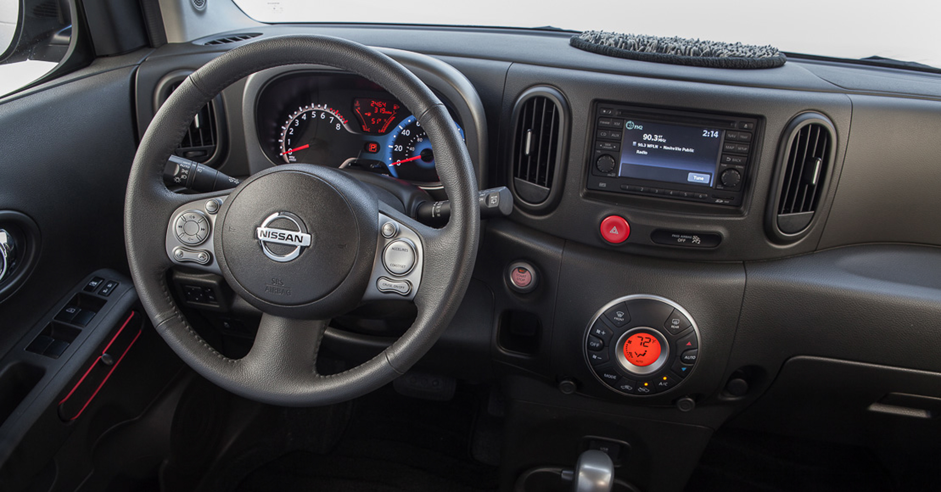 Ниссан левый руль. Nissan Cube 2014 салон. Nissan Cube левый руль. Nissan Cube Interior. Nismo панель Ниссан куб.