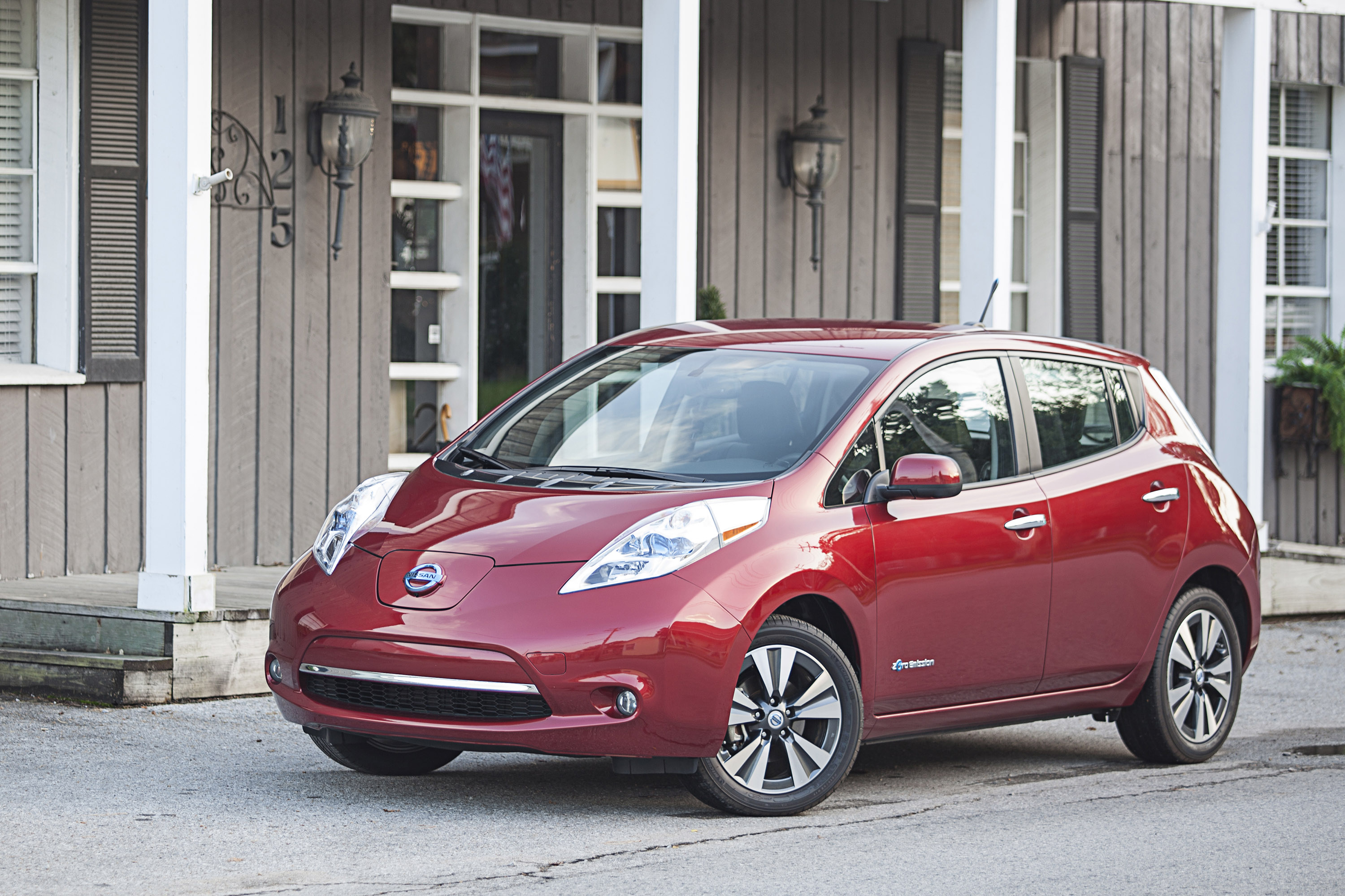 Ниссан л. Nissan Leaf 2009. Nissan Leaf 2014 красный. Ниссан лиф электромобиль 2014. Nissan Leaf 2 красный.