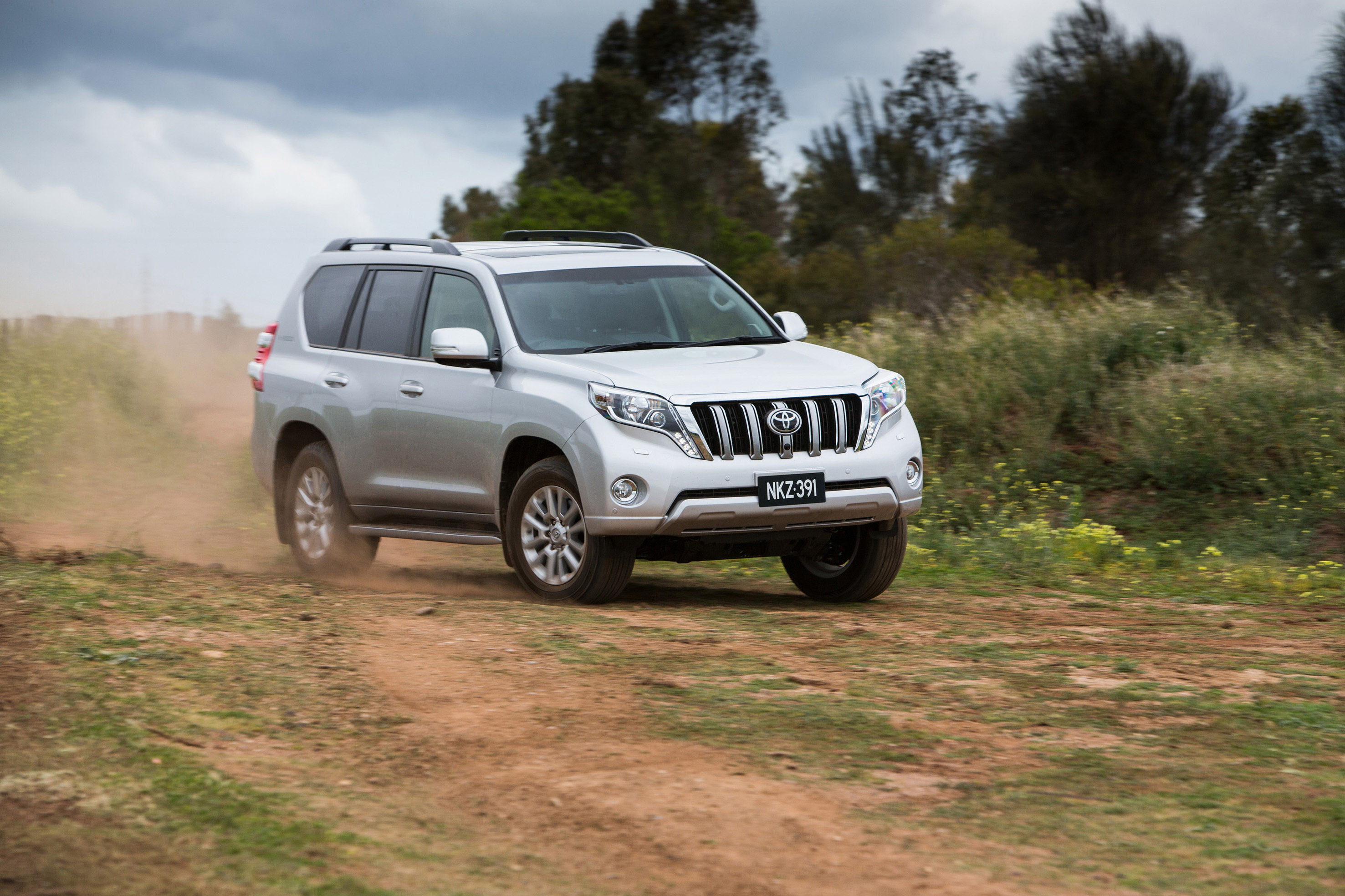 Прадо видео. Toyota Land Cruiser Prado природа. Тойота Прадо и Тигуан. Тойота ленд Крузер Прадо и девушки. First Toyota Prado.