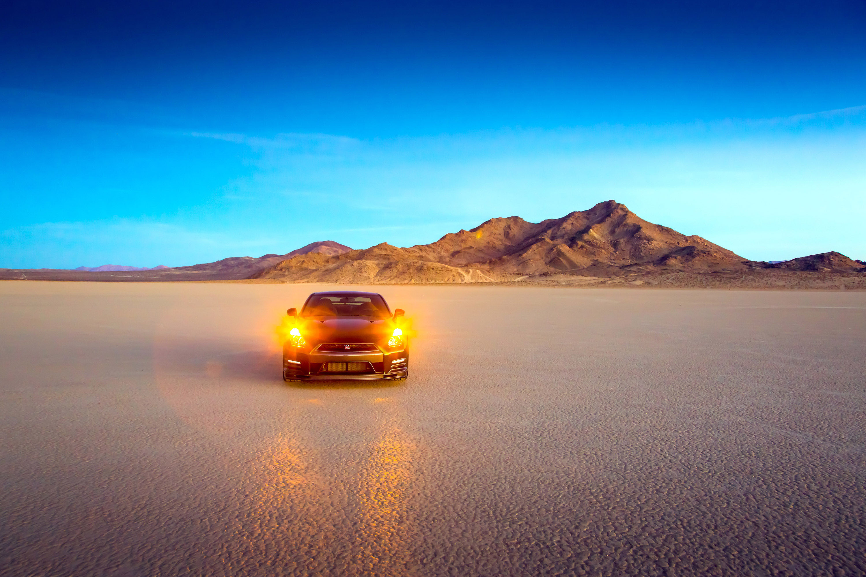 Пейзажи машина. Nissan GTR Desert. Nissan GTR В пустыне. Машина на закате. Машина в пустыне.