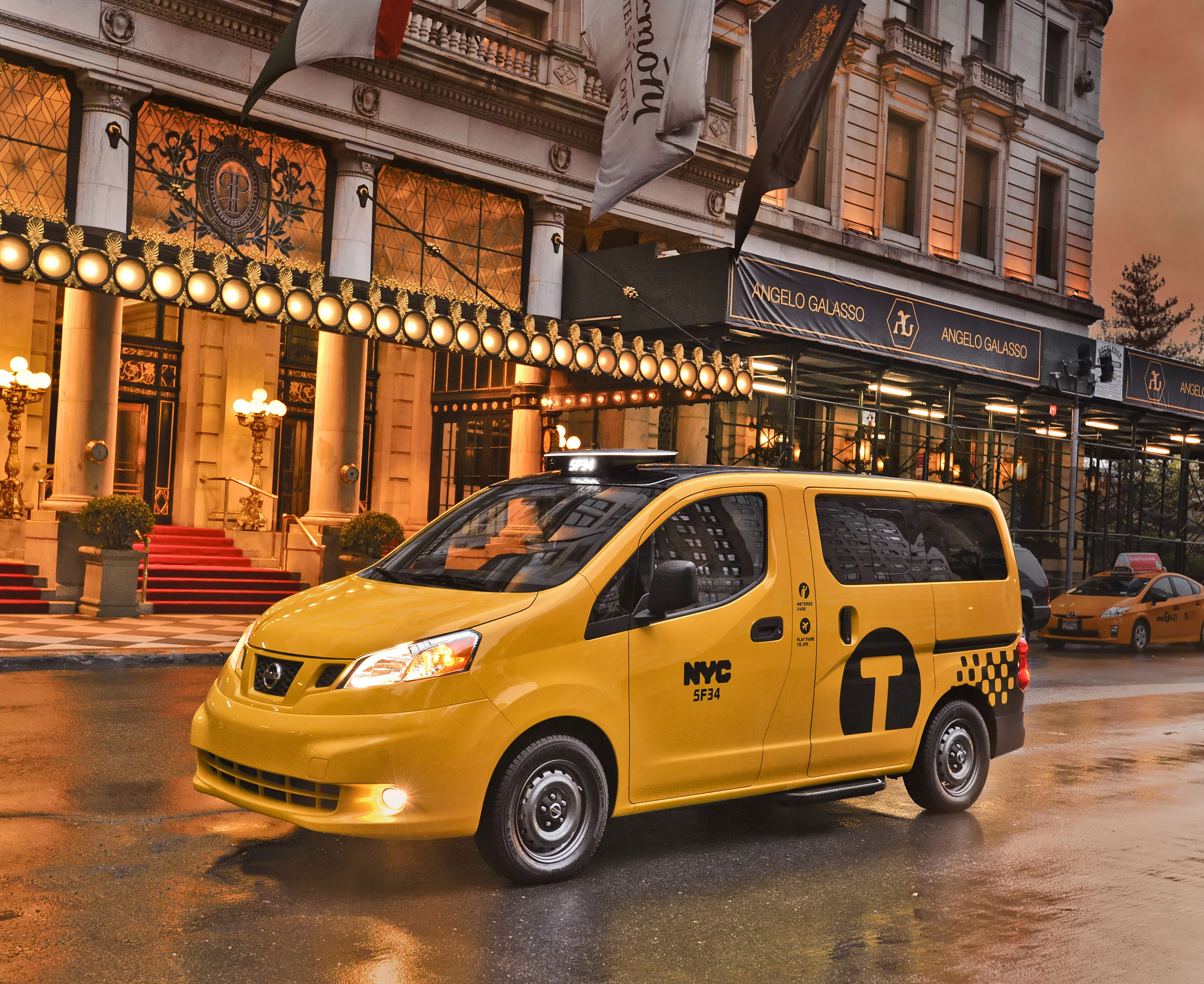 Места такси. Nissan nv200 Taxi. Nissan nv200 Taxi 2014. Nissan nv200 New York. Nissan nv200 сбоку такси.