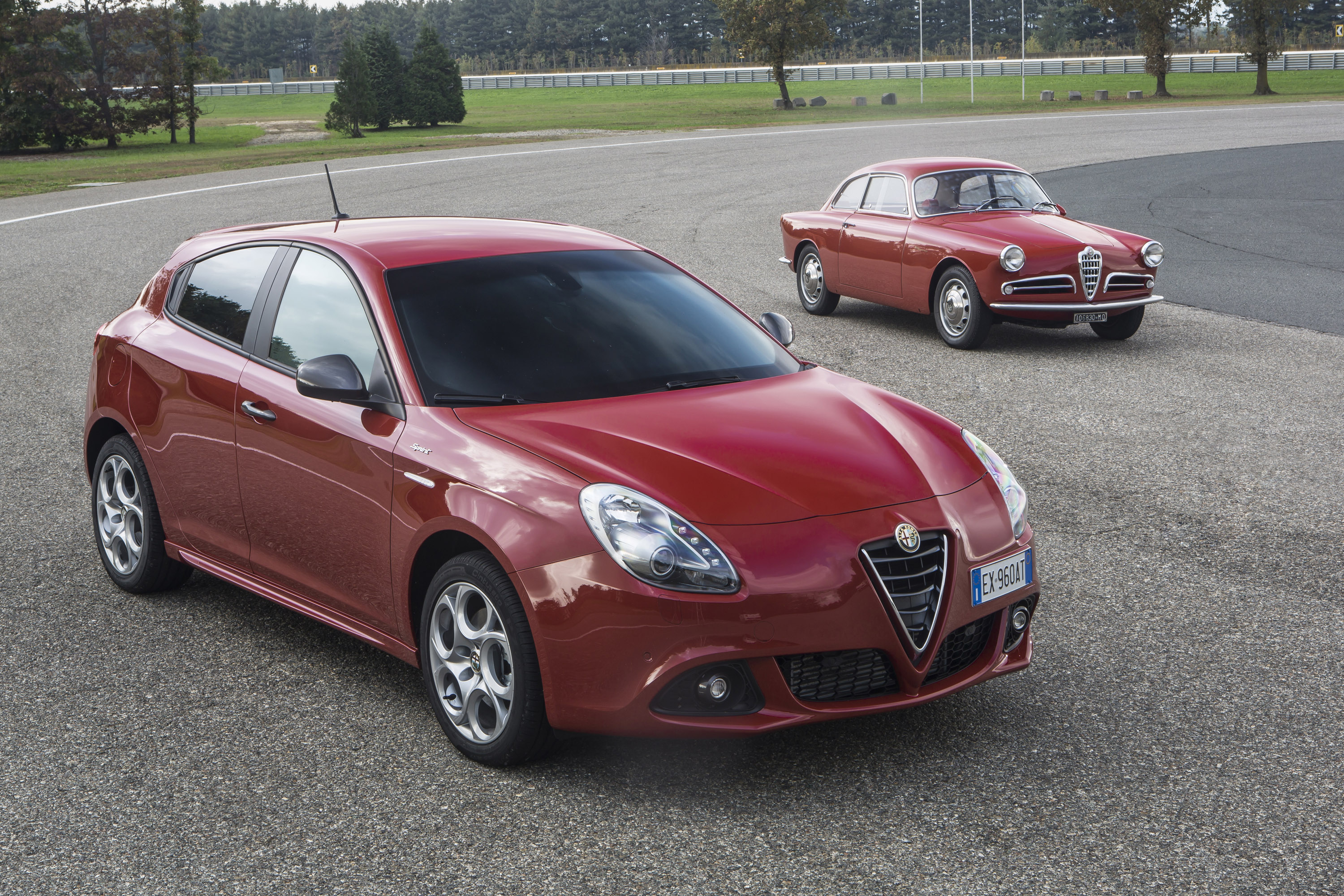 Альф ромео фото. Alfa Romeo Giulietta Sprint 2014. Alfa Romeo 2015. Alfa Romeo Giulietta 2015. Alfa Romeo Giulietta Sprint.