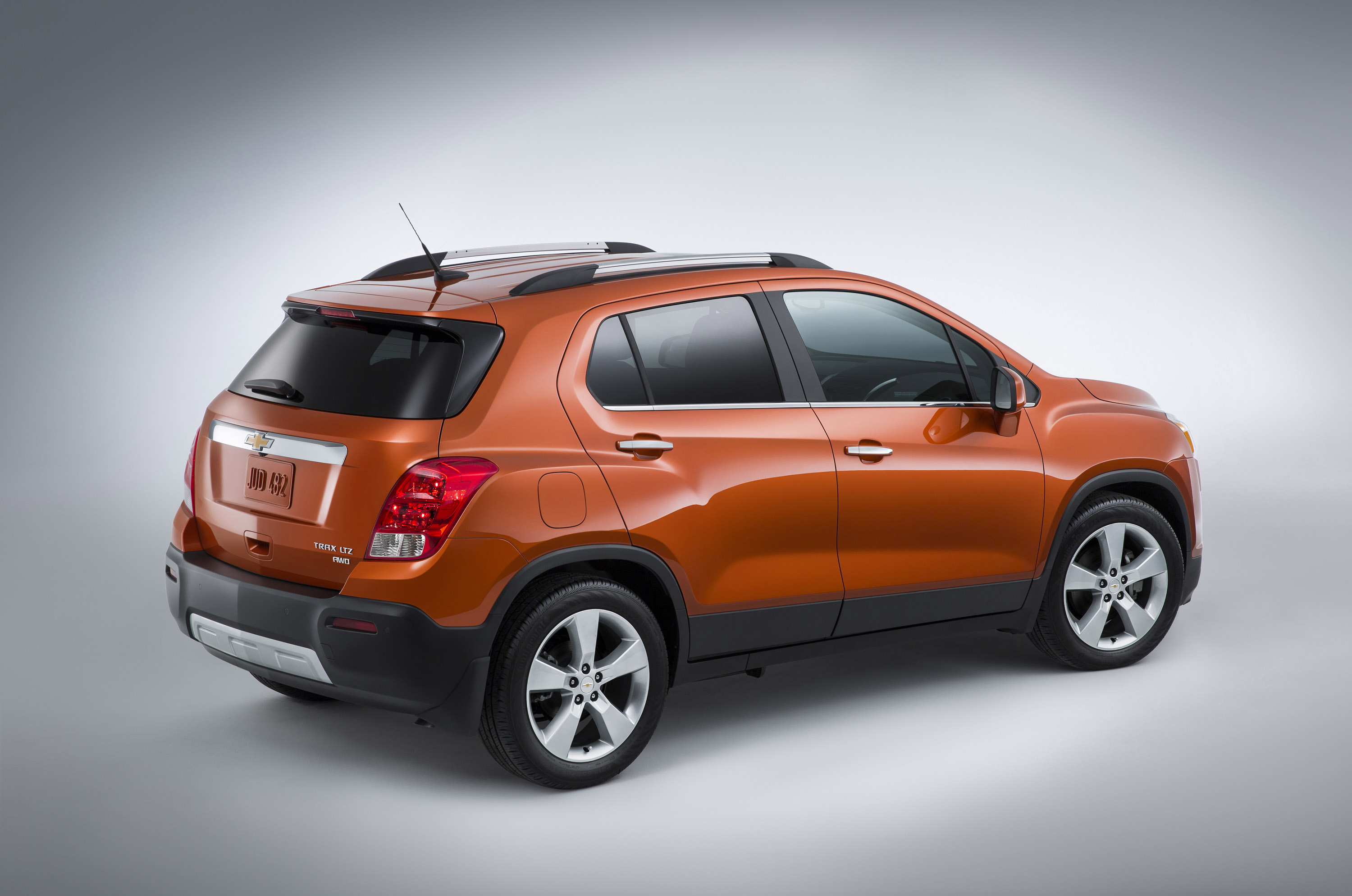 Паркетник это. Chevrolet Trax 2015. Шевроле трекер 2015. Шевроле паркетник. Chevrolet Trax 2010.