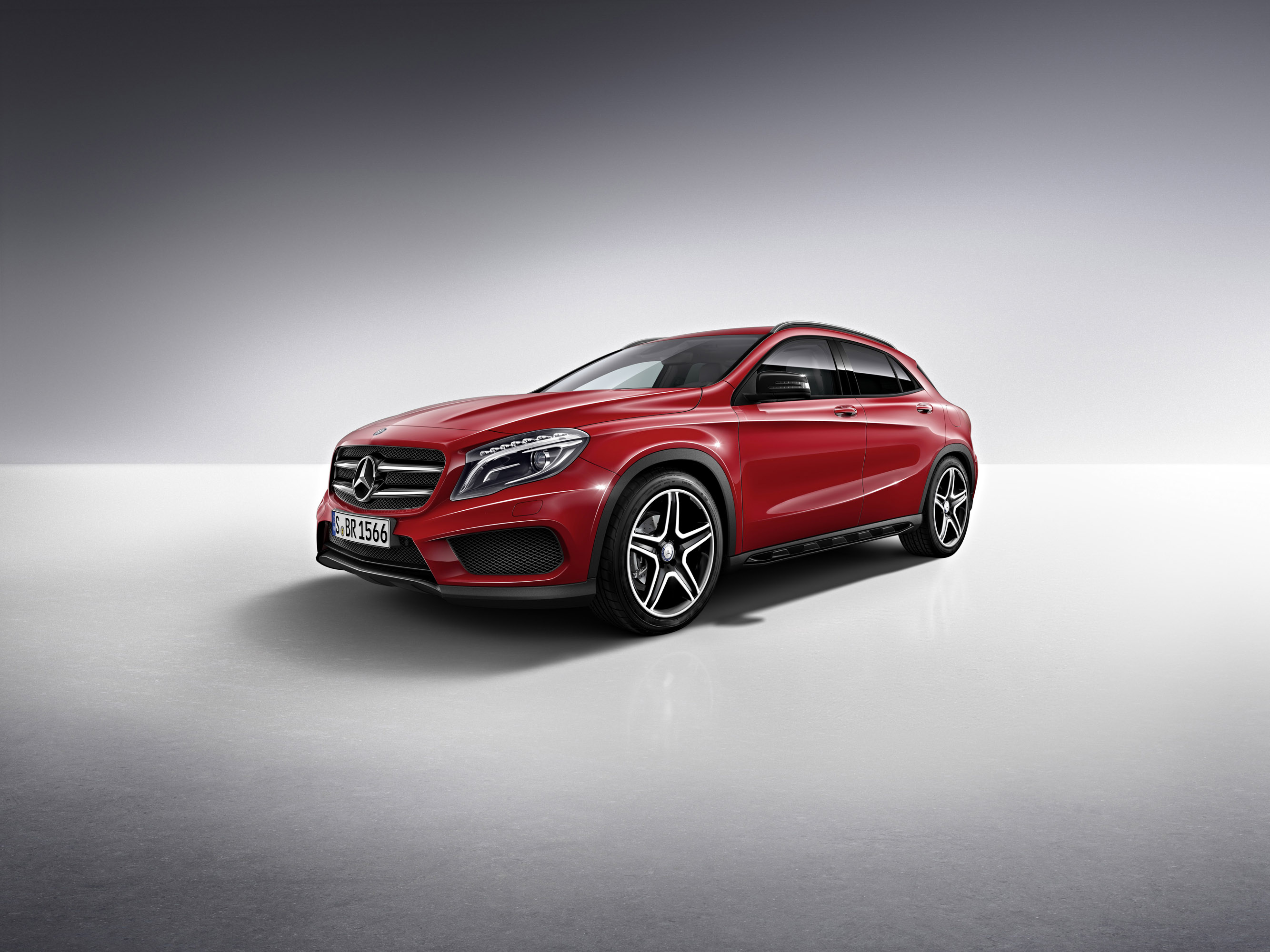 Mercedes Benz GLA 250 красный