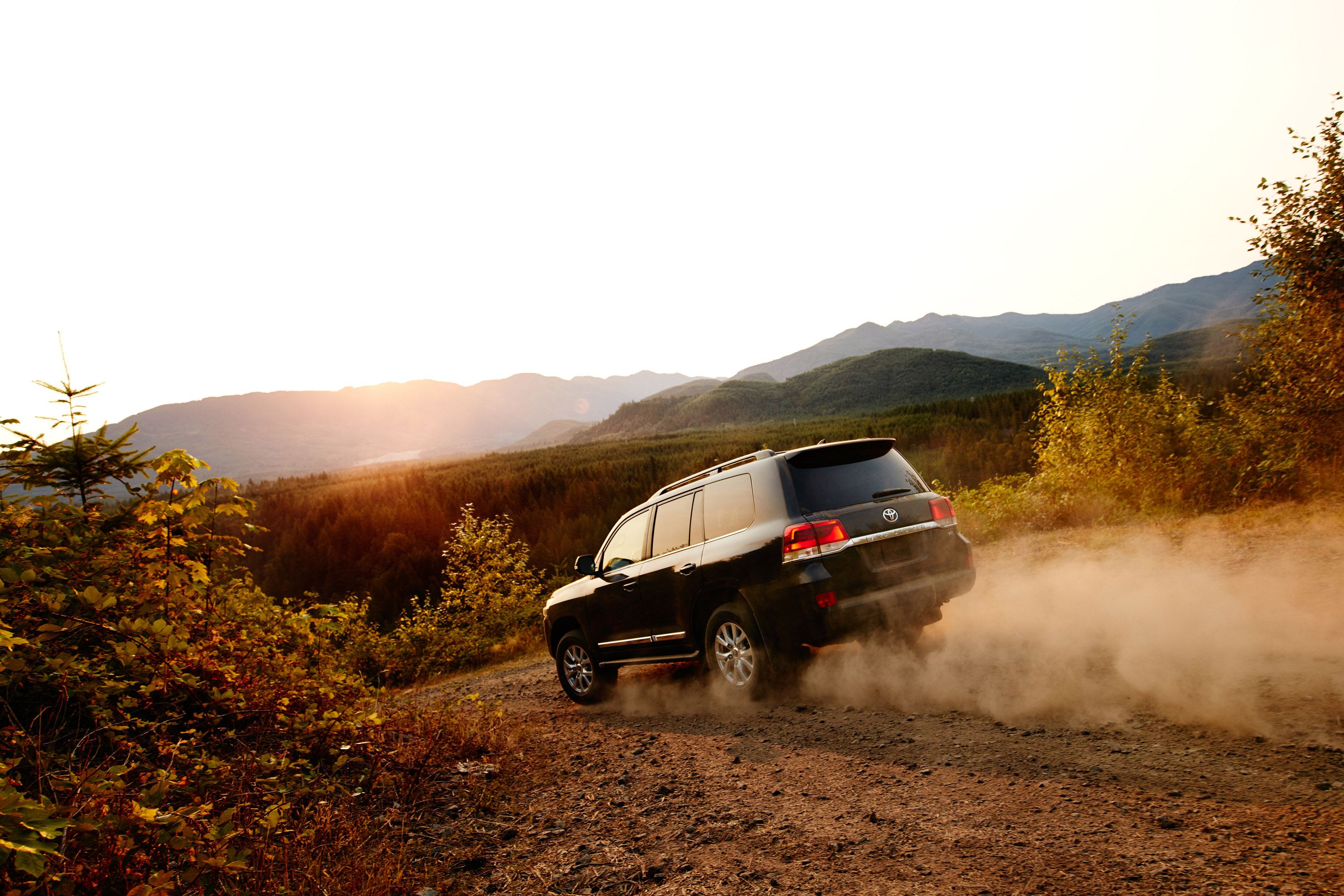 Летит крузак. Ленд Крузер 200 осень. Land Cruiser 100. Ленд Крузер 200 в горах осенью. Крузак 4.